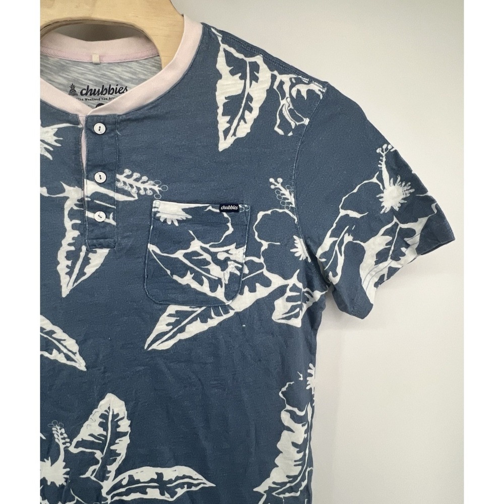 Chubbies Mens XL Henley T Shirt Mid Blue White Floral Beach Preppy - Picture 2 of 4